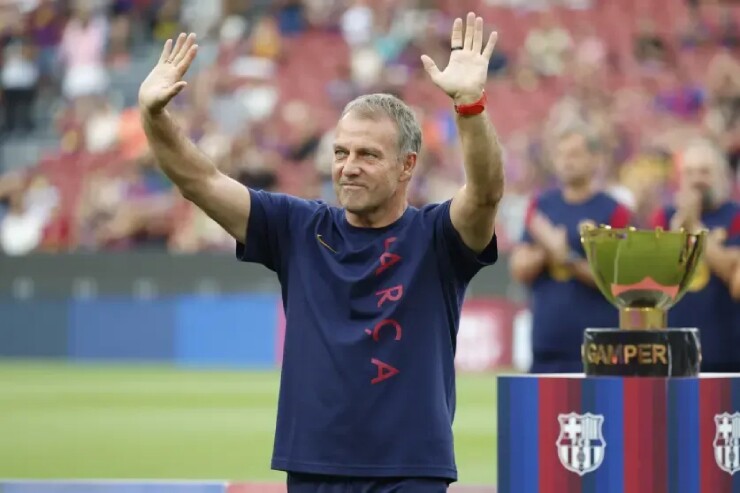 Trong tiếng vỗ tay nồng nhiệt của người hâm mộ, các thành viên Barca lần lượt xuất hiện, dẫn đầu là HLV trưởng Hansi Flick