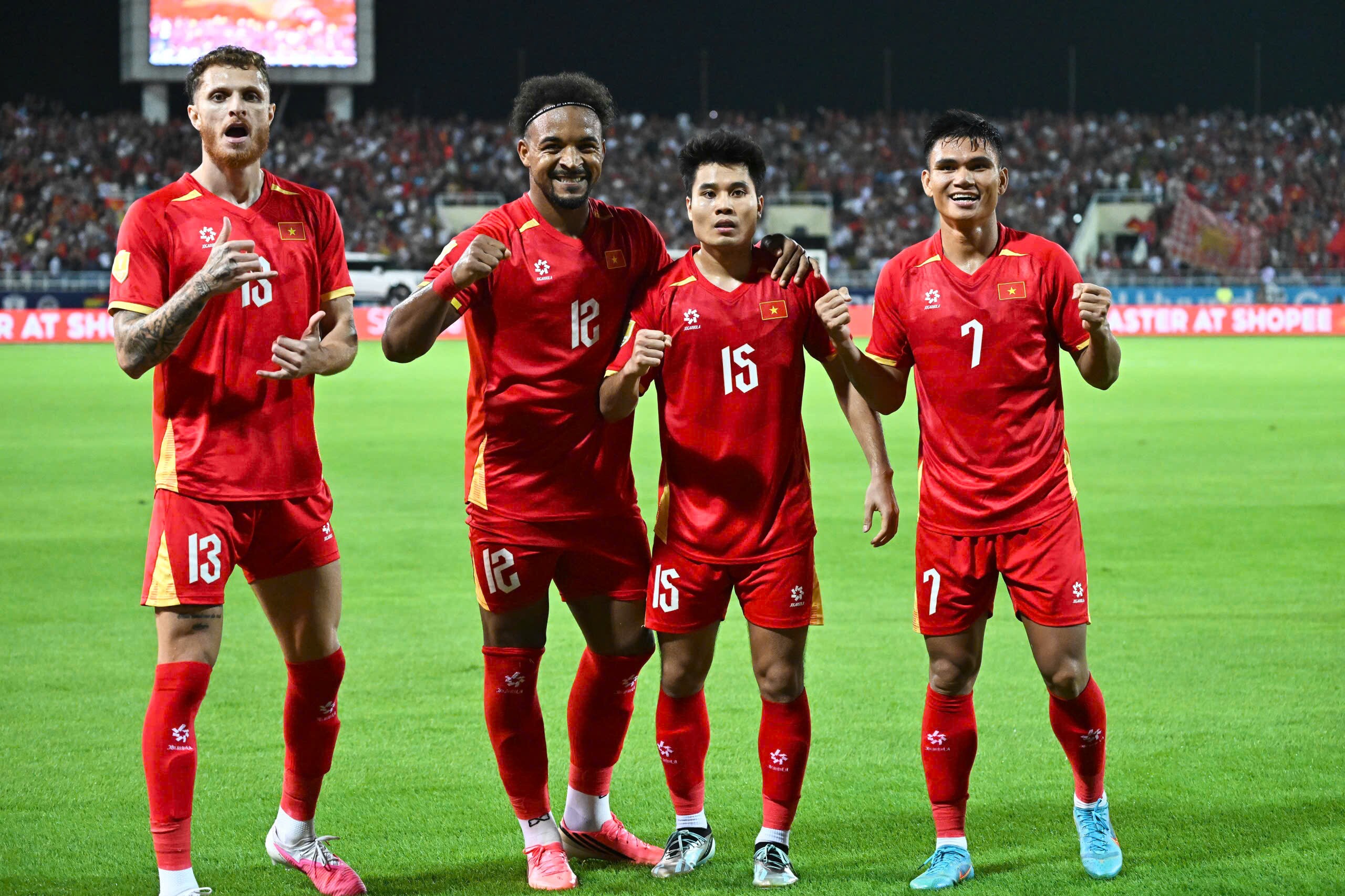 ĐT Việt Nam xuất sắc đánh bại Malaysia 4-0 sau hai lượt trận