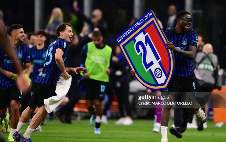Các cầu thủ Inter Milan ăn mừng chức vô địch Serie A lần thứ 21 trong lịch sử
