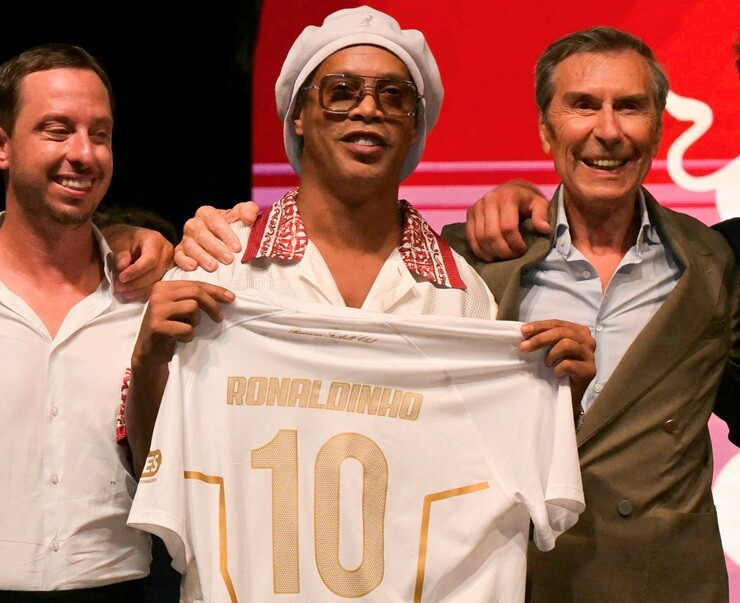 Ronaldinho ghi 33 bàn sau 97 lần ra sân cho đội tuyển Brazil và từng giành nhiều danh hiệu cùng Barcelona và AC Milan