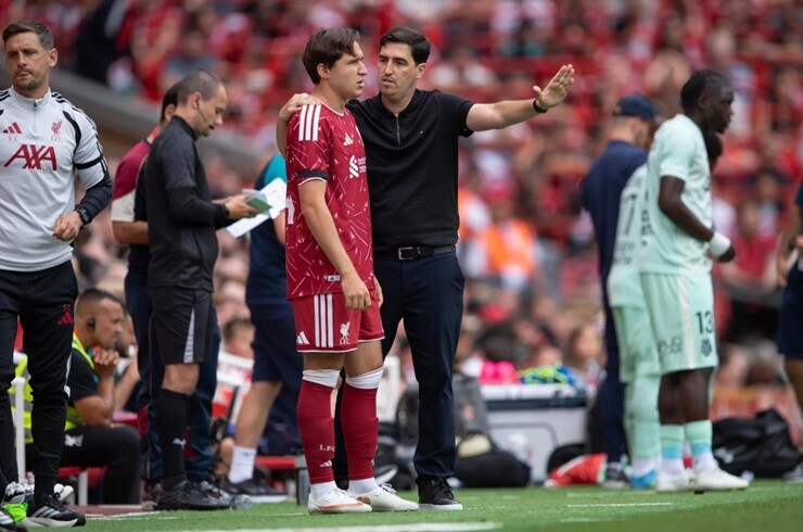 HLV Iraola có màn khởi đầu nhẹ nhàng cùng Liverpool