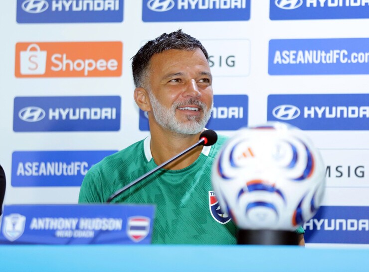 HLV Anthony Hudson cười tươi khi nghe mục tiêu hat-trick của Xuân Son