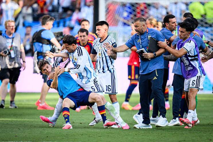 Paredes xô xát với Gavi