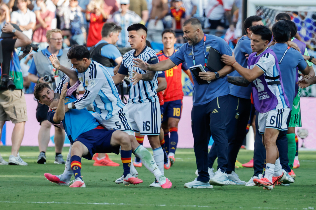 Leandro Paredes đánh ngả Gavi (trái) trong vụ ẩu đả sau trận Tây Ban Nha – Argentina ở chung kết World Cup 2026 trên sân MetLife, New Jersey, Mỹ ngày 19/7/2026. Ảnh: EFE