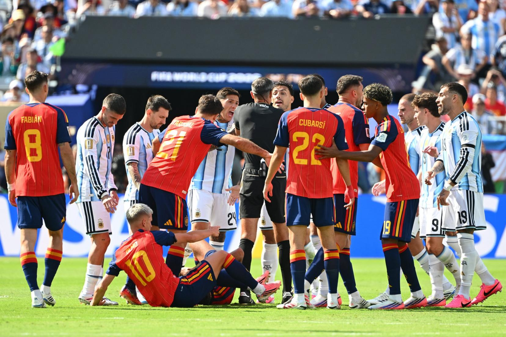 Các cầu thủ Tây Ban Nha và Argentina sau vụ ẩu đả ở chung kết World Cup 2026 trên sân MetLife, New Jersey, Mỹ ngày 19/7/2026. Ảnh: L’Équipe