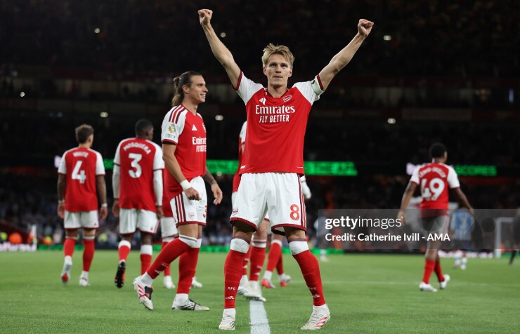 Arsenal phô diễn sức mạnh