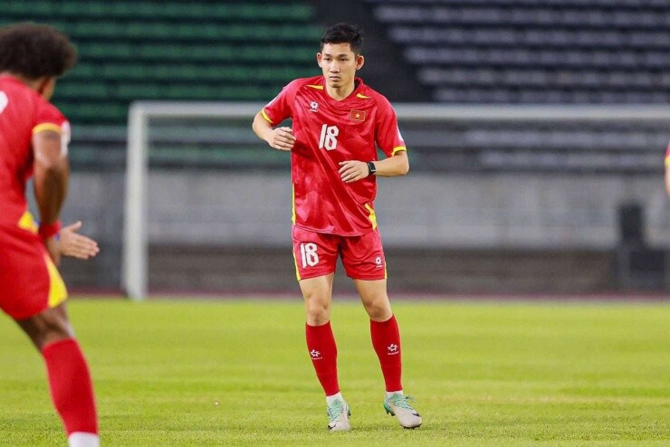 Hai Long luôn là lá bài ưa thích của HLV Kim Sang Sik: Sút tốt cả 2 chân, lùi được để hỗ trợ phòng ngự, và bứt tốc rất nguy hiểm