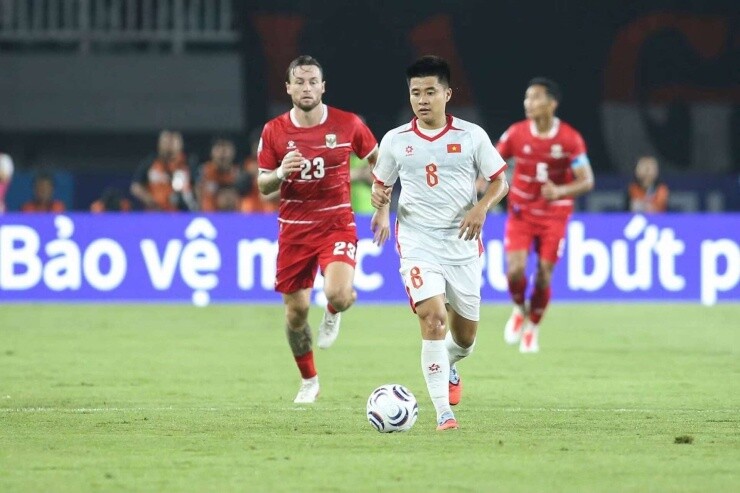 Lê Phạm Thành Long đang phất bóng dài tốt nhất hàng tiền vệ Việt Nam