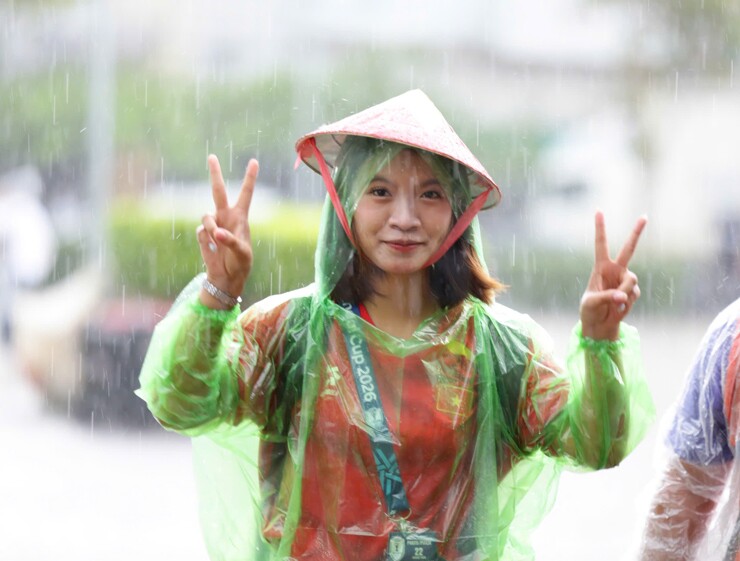ĐT Việt Nam đấu Thái Lan: CĐV đội mưa đến cổ vũ cho thầy trò Kim Sang Sik - 4