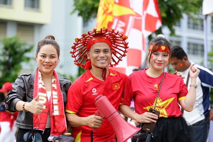 Dù thi đấu trên sân của Thái Lan nhưng có rất đông các CĐV Việt Nam 