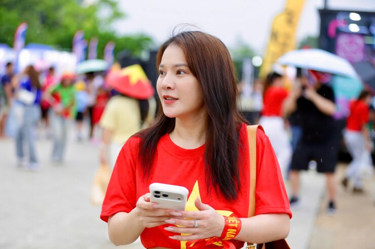 ĐT Việt Nam đấu Thái Lan: CĐV đội mưa đến cổ vũ cho thầy trò Kim Sang Sik - 6