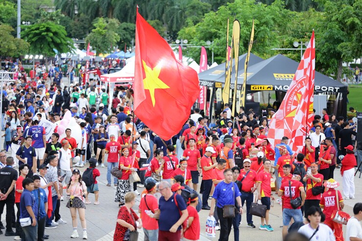 Rất đông các CĐV đến sân từ sớm