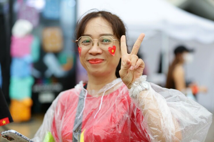 ĐT Việt Nam đấu Thái Lan: CĐV đội mưa đến cổ vũ cho thầy trò Kim Sang Sik - 5