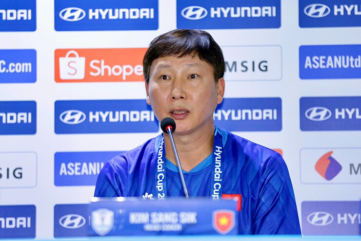 HLV Kim Sang Sik phát biểu trong buổi họp báo trước trận chung kết lượt đi AFF Cup 2026