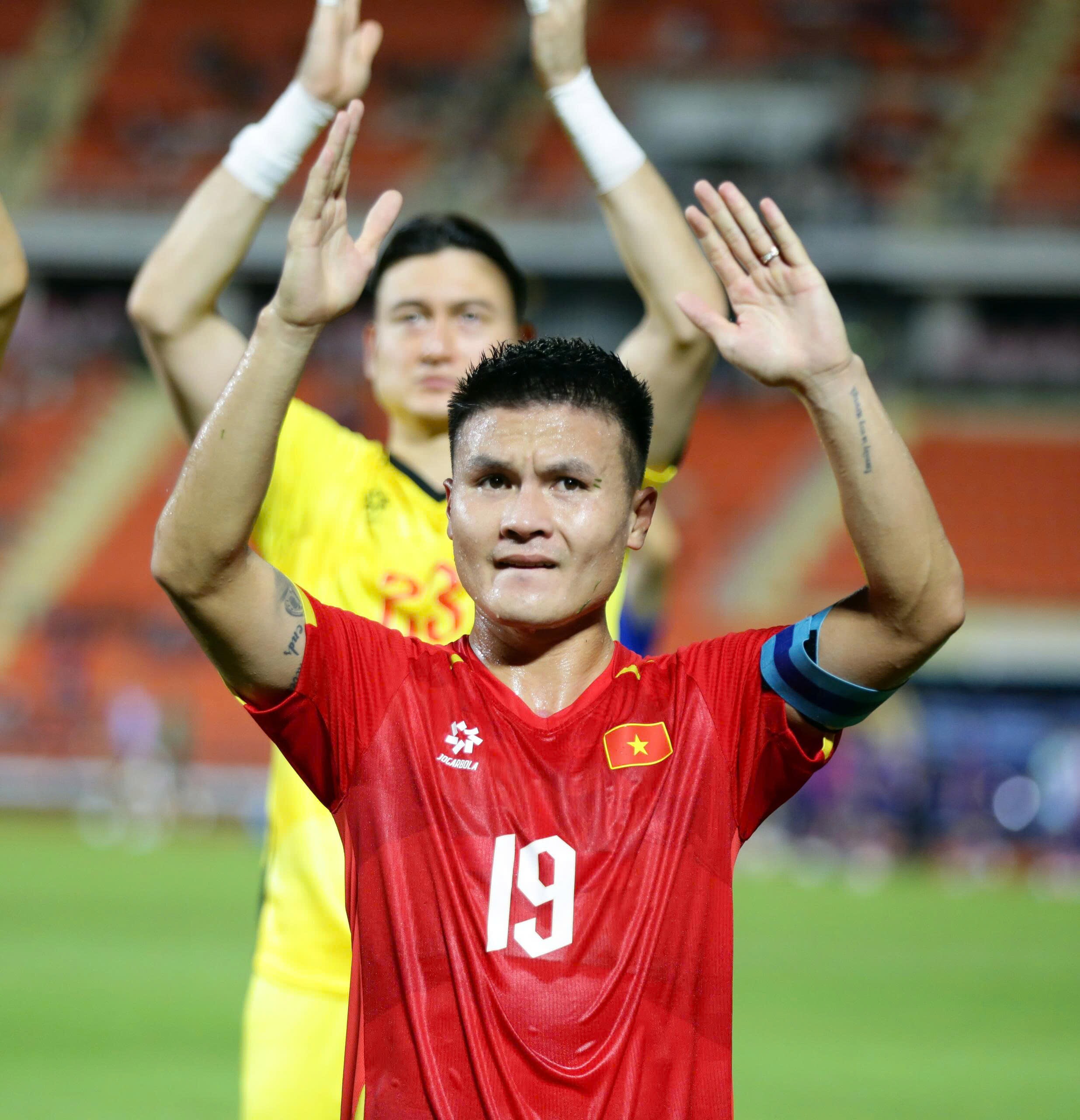 Quang Hải với cú vô-lê thần sầu nâng tỷ số lên 2-0 đã tỏa sáng giữa lúc phong độ của anh bị đặt dấu hỏi