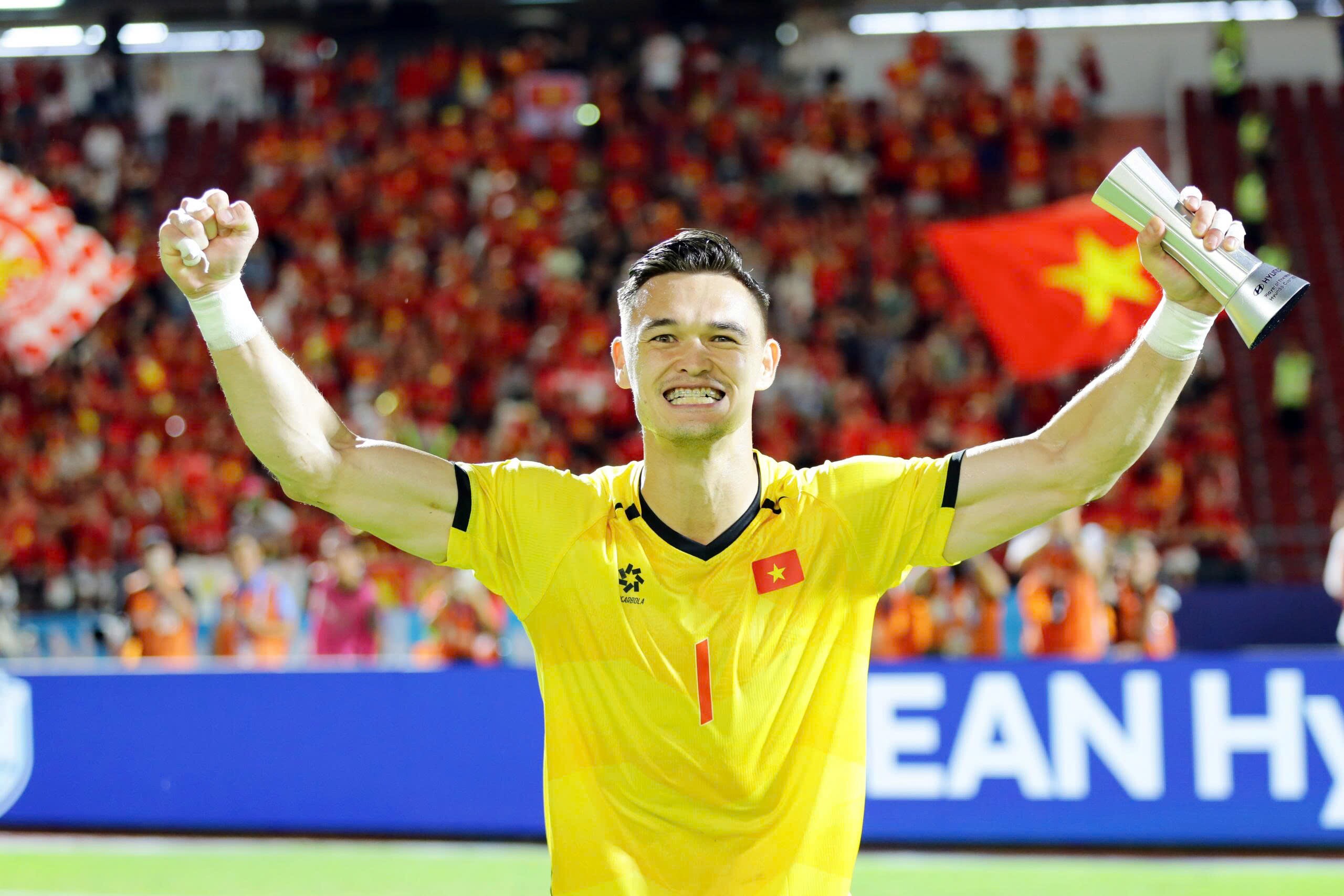 Patrik Lê Giang đoạt giải MVP của trận đấu với 3 pha cứu thua&nbsp;tuyệt vời trước sức ép của ĐT Thái Lan