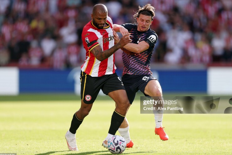 Tottenham gặp khó trong hiệp một