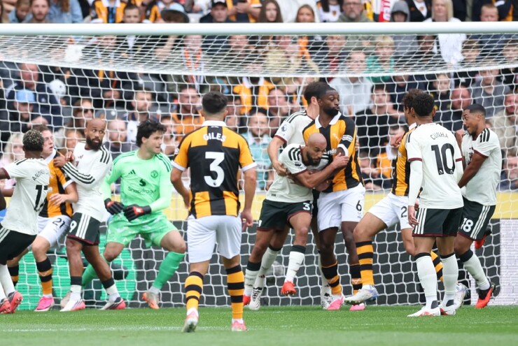 Maguire ôm chặt Mazaroui giúp Ajayi thoát ra và ghi bàn