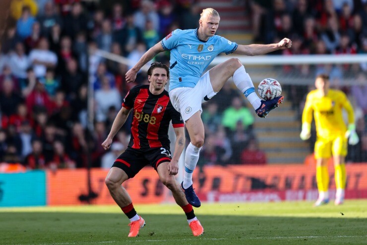 Haaland (áo xanh) hướng đến chiến thắng cùng Man City