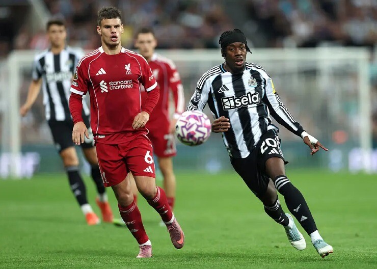 Liverpool (áo đỏ) và Newcastle bắt đầu mùa giải mới với nhiều tham vọng