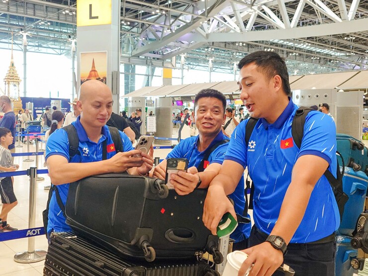 ĐT Việt Nam hân hoan về nước sau chiến thắng Thái Lan, chờ nâng cúp AFF Cup ở Mỹ Đình - 4