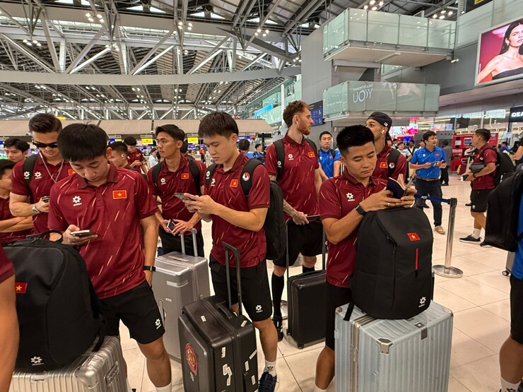 ĐT Việt Nam hân hoan về nước sau chiến thắng Thái Lan, chờ nâng cúp AFF Cup ở Mỹ Đình - 5