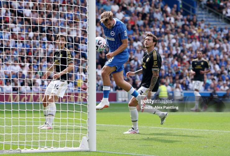 Aston Villa thua đậm và chơi thiếu người từ cuối hiệp 1