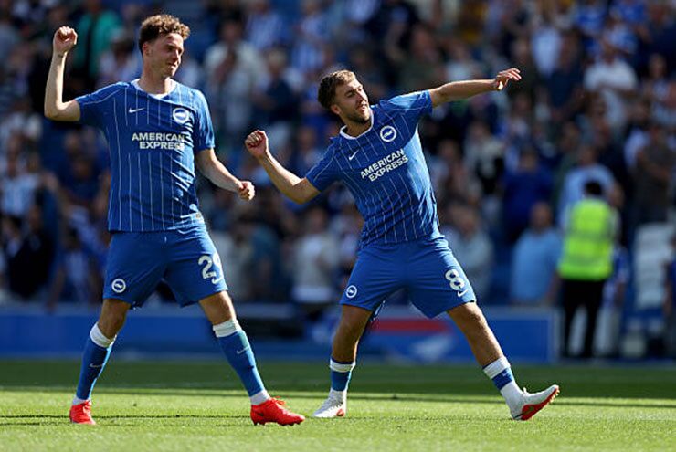 Brighton tạm dẫn ngôi đầu bảng sau vòng 1