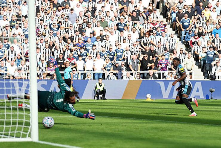 Elanga kết thúc pha phản công ở phút thứ 5 để Newcastle dẫn trước