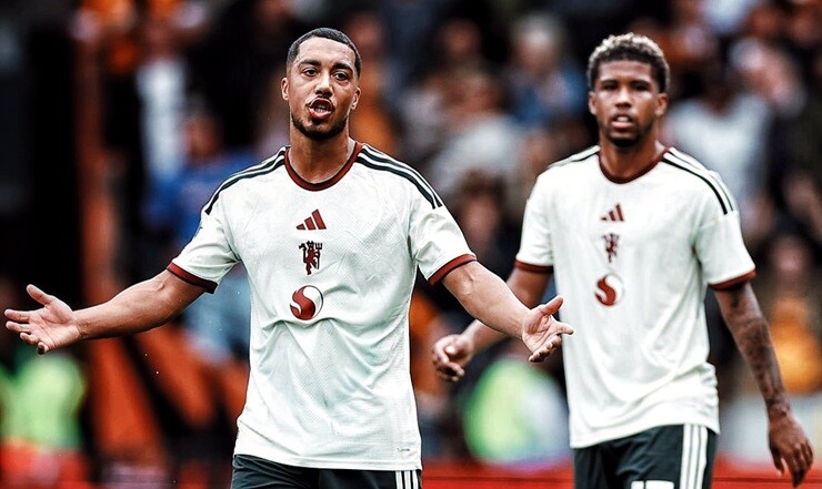 Santos và Tielemans gây thất vọng trong trận ra mắt chính thức của MU