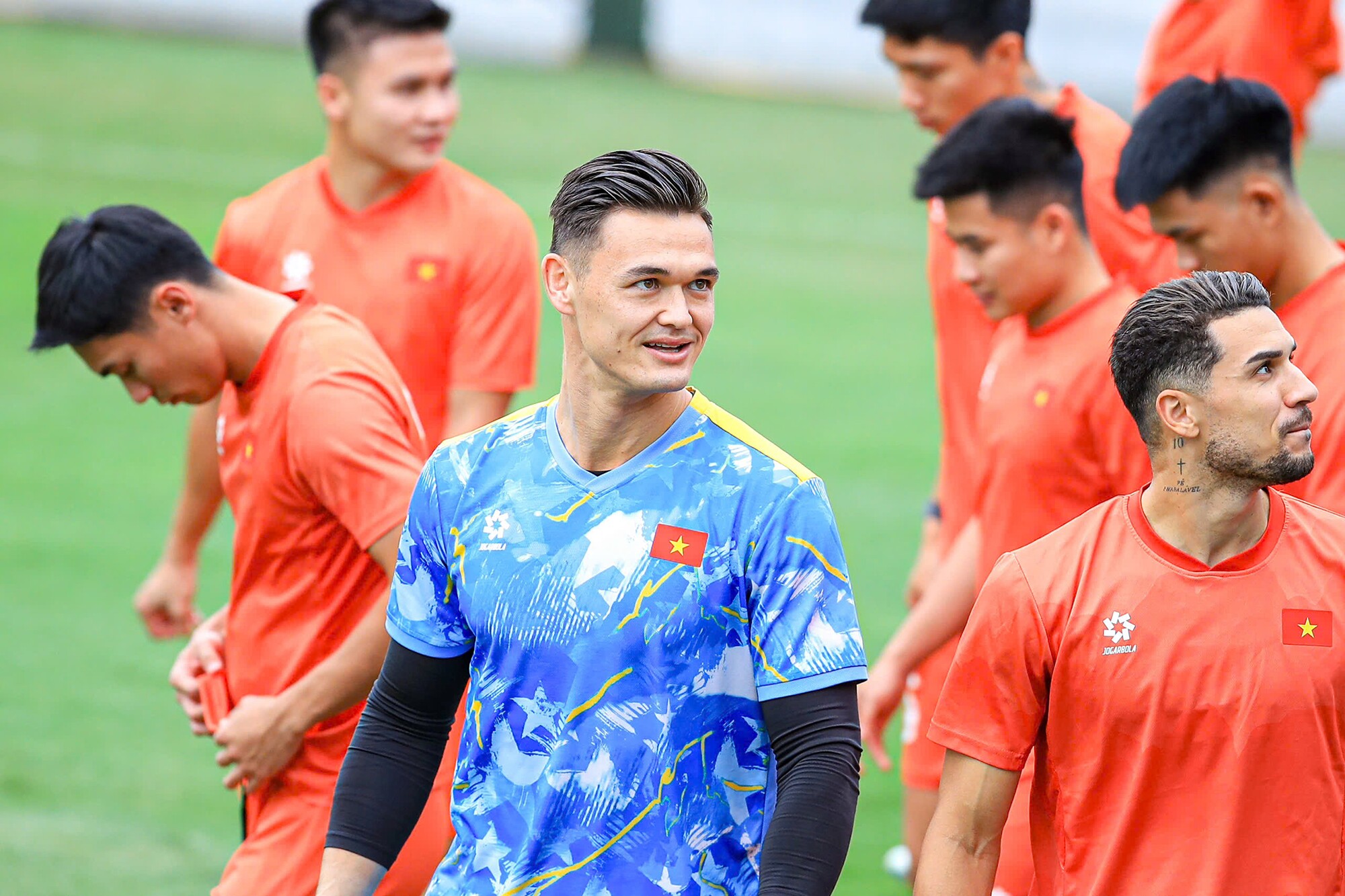 Thầy trò HLV Kim Sang Sik bước vào buổi tập với tâm trạng khá thoải mái sau chiến thắng 2-0 ở lượt đi.
