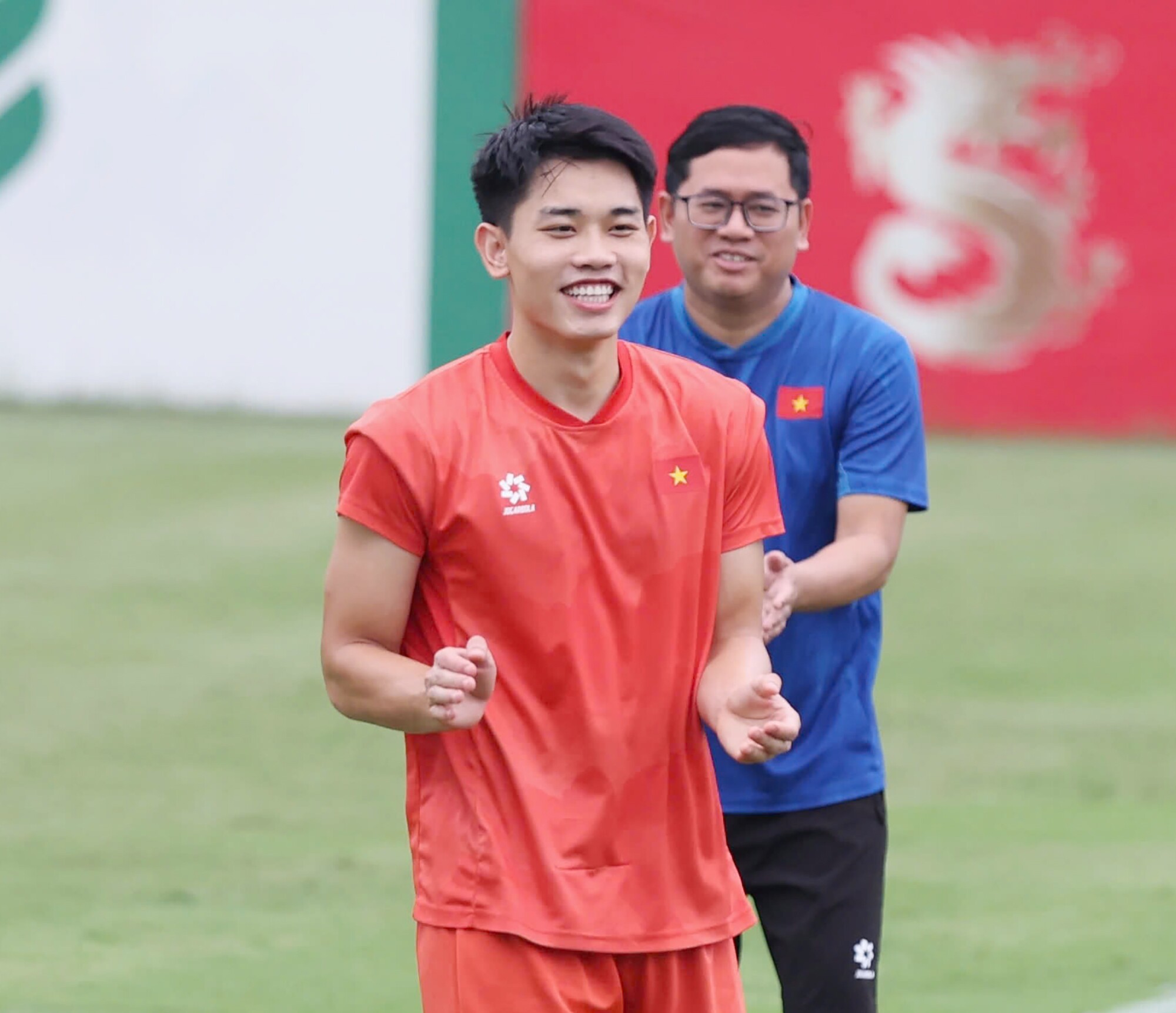 Trưởng đoàn ĐT Việt Nam yêu cầu toàn đội “đặt chân lên mặt đất” sau những lời ca ngợi dành cho chiến thắng ở lượt đi.