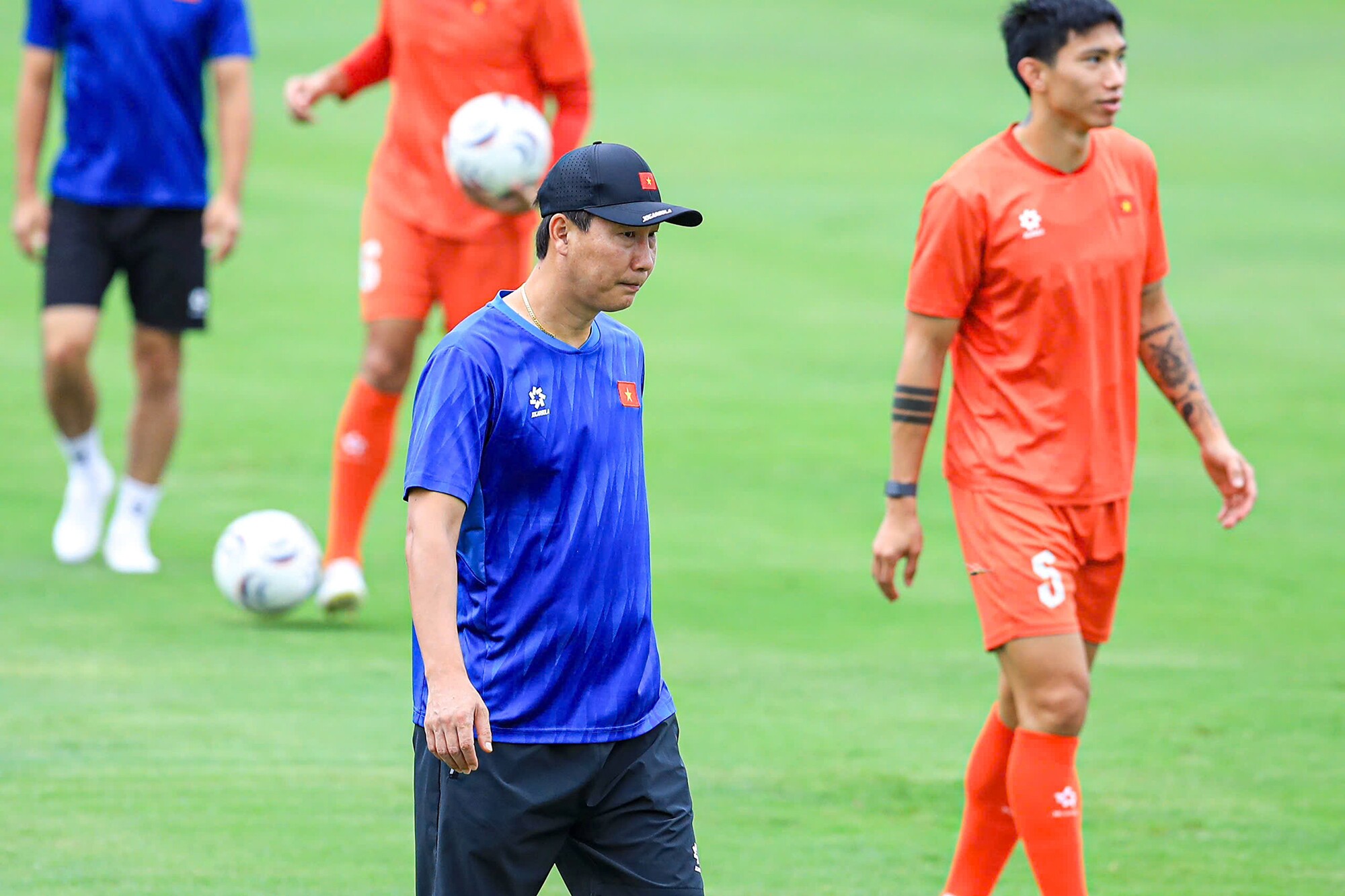 ĐT Việt Nam đang nắm lợi thế dẫn 2-0, nhưng toàn đội vẫn xác định còn 90 phút phía trước và không được phép mất tập trung.