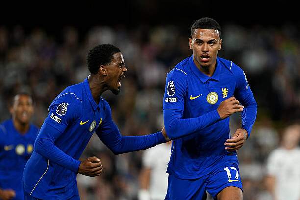 Morgan Rogers (phải) mang về bàn thắng đầu tiên tại CLB mới Chelsea