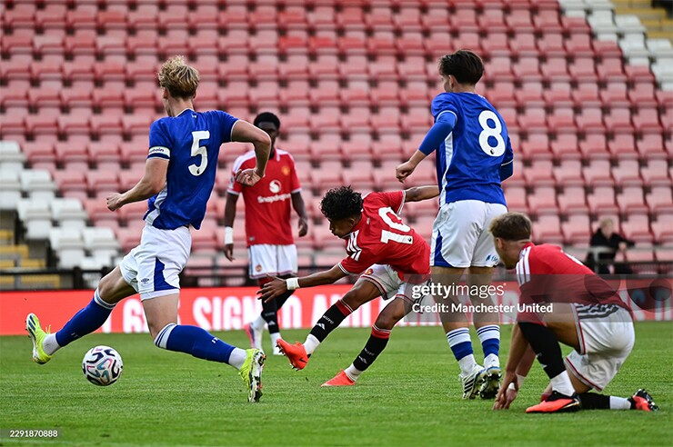 JJ Gabriel ghi dấu ấn trong trận ra mắt đá chính cho U21 Man Utd