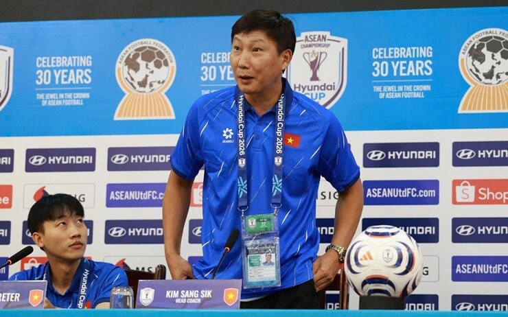 Hành động dí dỏm của HLV Kim Sang Sik trong buổi họp báo