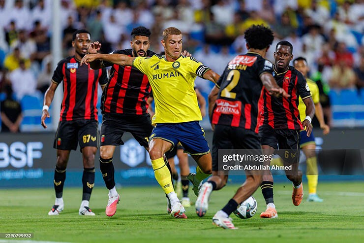 Al Nassr (áo vàng) dốc sức thi đấu với Al Ettifaq