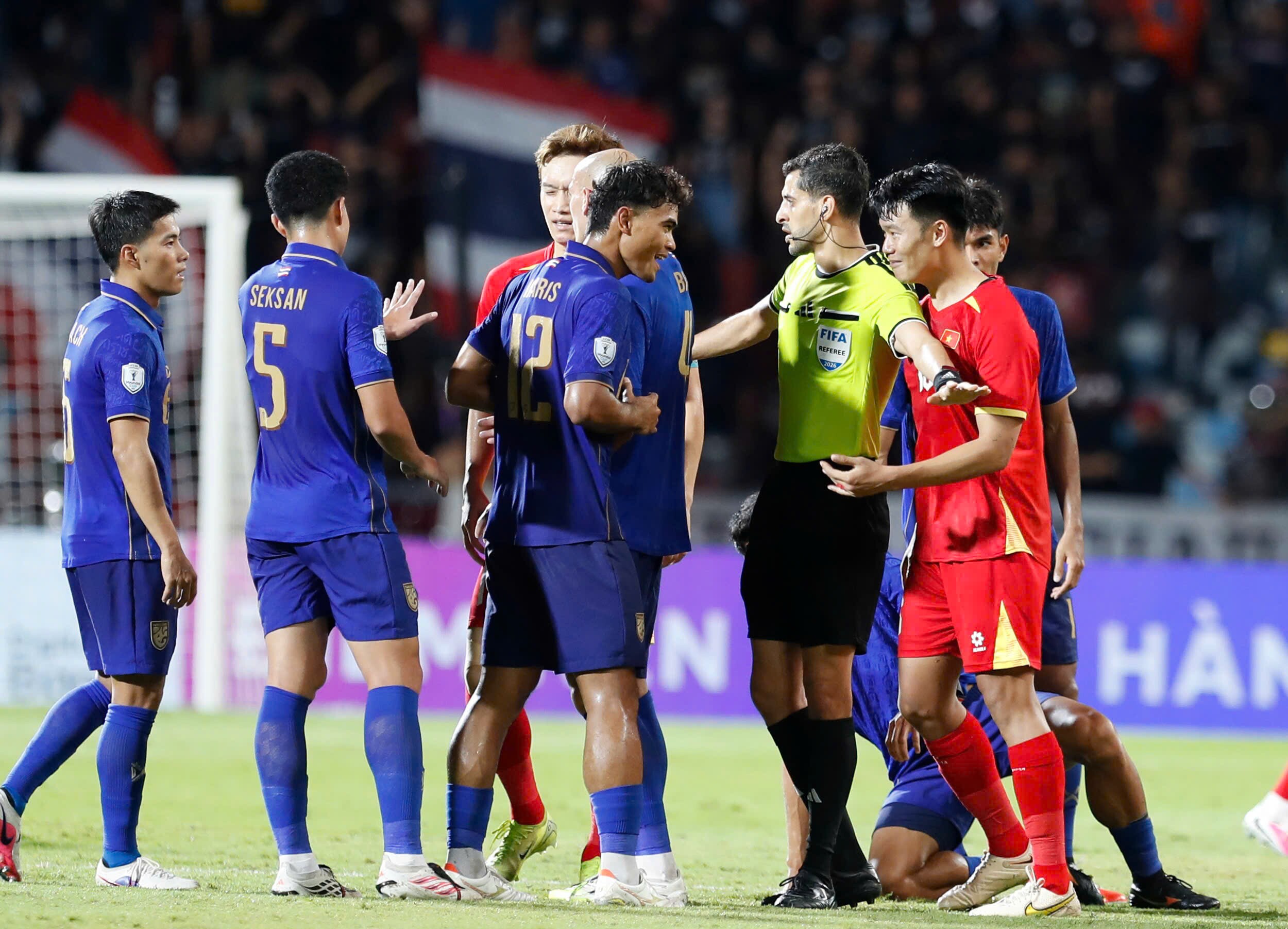 ĐT Việt Nam phòng ngự chắc chắn, khiến hàng công Thái Lan nản lòng ở lượt đi