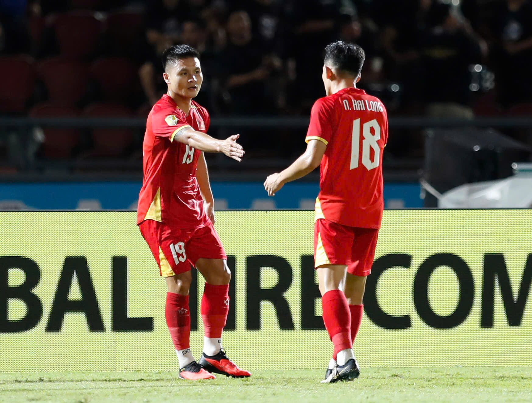 Quang Hải và Hai Long giúp ĐT Việt Nam có lợi thế lớn sau trận lượt đi chung kết AFF Cup 2026