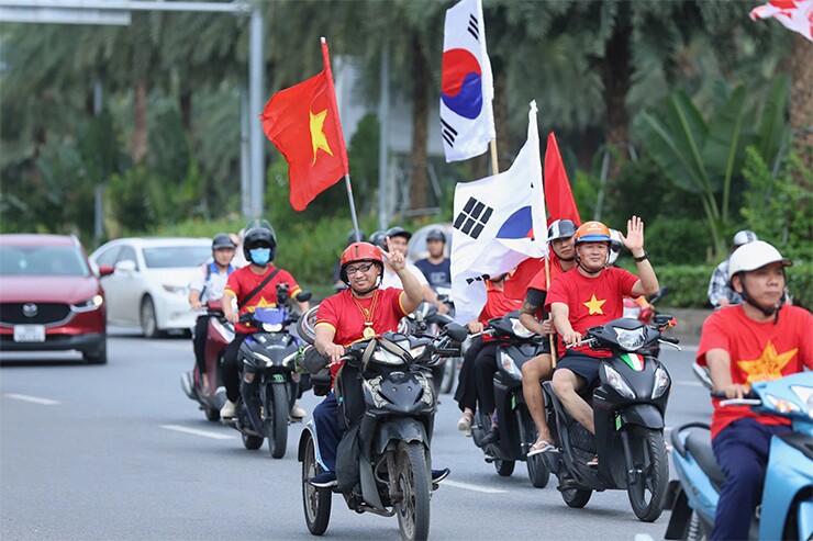 Trực tiếp CĐV phủ đỏ Mỹ Đình, “tiếp lửa” thầy trò Kim Sang Sik đấu Thái Lan - 13