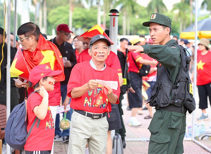 Trực tiếp CĐV phủ đỏ Mỹ Đình, “tiếp lửa” thầy trò Kim Sang Sik đấu Thái Lan - 1