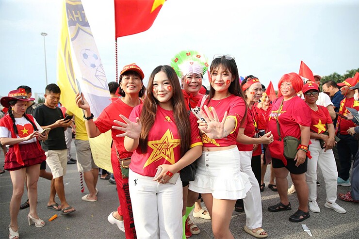 Vợ Quang Hải khoe tóc lạ đến sân cổ vũ chồng, dàn fan nữ xinh đẹp "hâm nóng" Mỹ Đình - 7