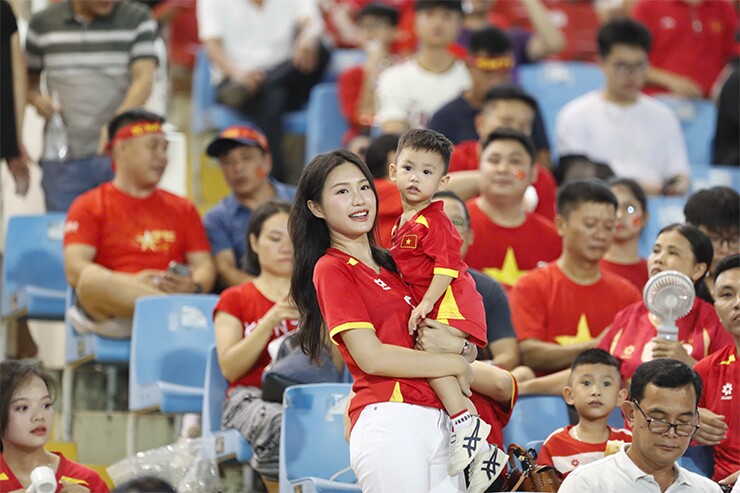 Vợ Quang Hải khoe tóc lạ đến sân cổ vũ chồng, dàn fan nữ xinh đẹp "hâm nóng" Mỹ Đình - 2