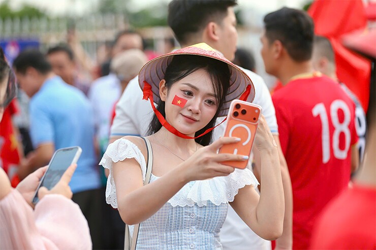 Vợ Quang Hải khoe tóc lạ đến sân cổ vũ chồng, dàn fan nữ xinh đẹp "hâm nóng" Mỹ Đình - 6