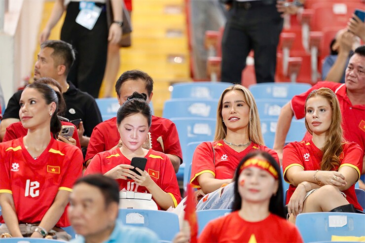 Vợ Quang Hải khoe tóc lạ đến sân cổ vũ chồng, dàn fan nữ xinh đẹp "hâm nóng" Mỹ Đình - 1