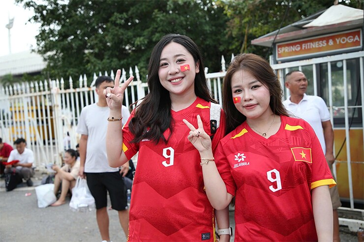 Vợ Quang Hải khoe tóc lạ đến sân cổ vũ chồng, dàn fan nữ xinh đẹp "hâm nóng" Mỹ Đình - 8