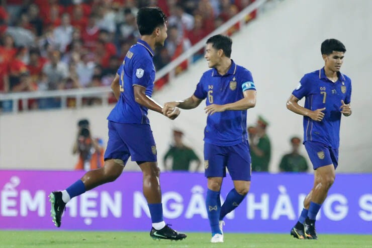 Thái Lan ăn mừng bàn thắng mở điểm
