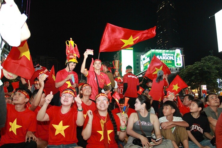 Trực tiếp triệu fan "đi bão" ăn mừng ĐT Việt Nam vô địch AFF Cup 2026 - 3