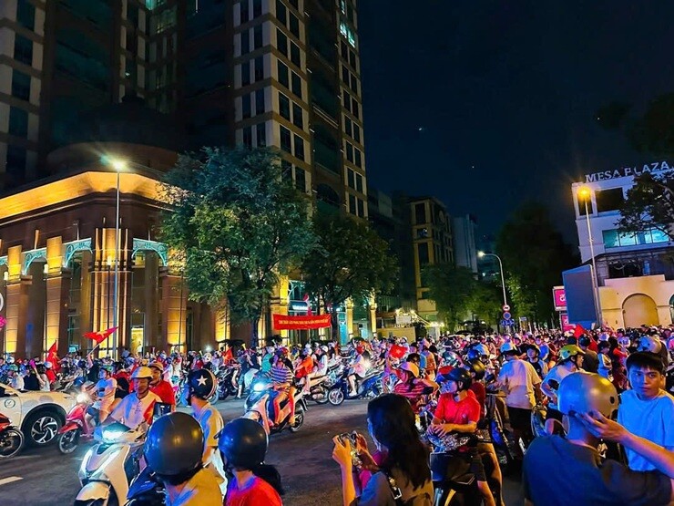 Trực tiếp triệu fan "đi bão" ăn mừng ĐT Việt Nam vô địch AFF Cup 2026 - 1