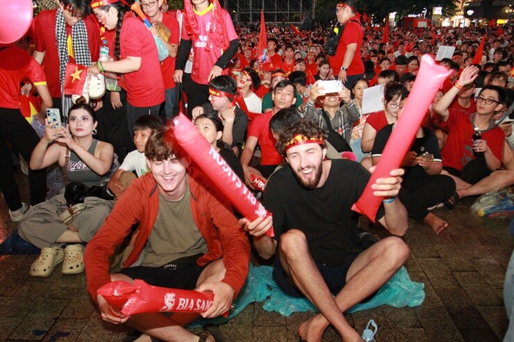 Trực tiếp triệu fan "đi bão" ăn mừng ĐT Việt Nam vô địch AFF Cup 2026 - 5
